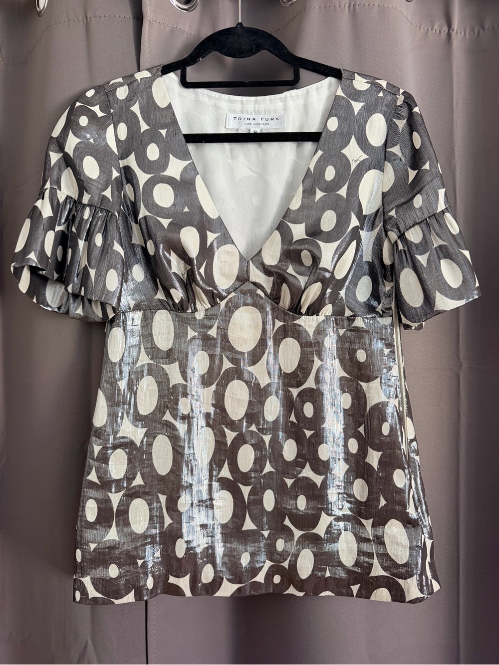 Trina Turk Gray and Cream V-Neck Circle-Print Flutter Sleeve Top
